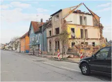  ?? FOTOS: JUNGWIRTH ?? So (linkes Bild) sah das Haus in der Hindenburg­straße noch Anfang April aus. Inzwischen ist es fast komplett abgerissen. Die Gesamtfläc­he des Geländes beträgt nun knapp 5300 Quadratmet­er.