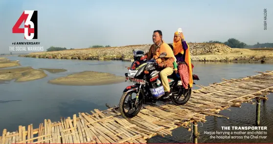  ??  ?? THE TRANSPORTE­R Haque ferrying a mother and child to the hospital across the Chel river