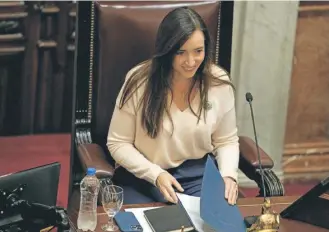 ?? / AP ?? Victoria Villarruel sonríe antes de la votación de ayer en el senado argentino.
