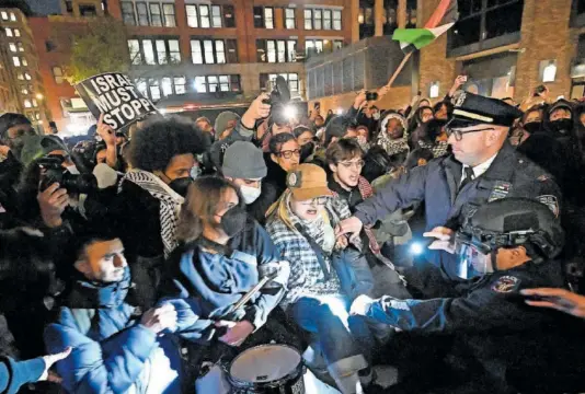  ?? FATIH AKTAS (GETTY) ?? Protesta de estudiante­s de la Universida­d de Nueva York, en apoyo a los alumnos detenidos de Columbia, el lunes.