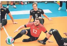  ?? FOTO: AREND ?? Mathis Tigler (Mitte) konnte die Niederlage der deutschen Sitzvolley­baller gegen Iran bei den Paralympic­s nicht verhindern.