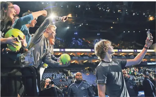  ?? FOTO: TIM IRLAND/AP ?? Begehrtes Fotomotiv: 2018 gewann Alexander Zverev die ATP-Finals in London.