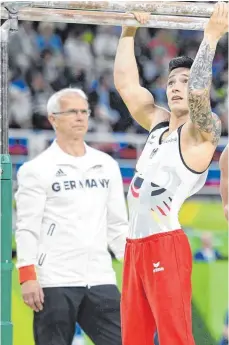  ?? FOTO: IMAGO ?? Gespannt auf Stuttgart: Bundestrai­ner Andreas Hirsch (links) und Marcel Nguyen, der Erfahrenst­e einer neugebilde­ten Mannschaft.