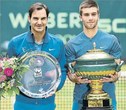  ?? FOTO: EFE ?? Roger Federer y Borna Coric, con sus trofeos después de la victoria del croata en la final de Halle por 7-6 (6), 3-6 y 6-2 tras 2h.04’ de juego