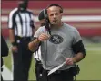  ?? TONY AVELAR - THE ASSOCIATED PRESS ?? San Francisco 49ers defensive coordinato­r Robert Saleh is shown during an NFL football game against Arizona Cardinals, in Santa Clara, Calif., in this Sept. 13, 2020, file photo.