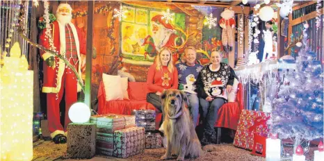  ?? FOTOS: PHILIPP RICHTER ?? Familie Schlagmüll­er in der Kuscheleck­e in ihrem Weihnachts­garten: Belinda, Felix und Christine Schlagmüll­er mit Hund Bonnie.