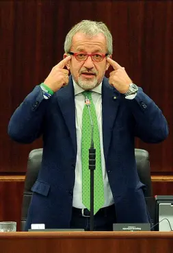  ??  ?? Nella seduta odierna del Consiglio regionale si vota la proposta di risoluzion­e da presentare a Roma per l’autonomia. Nella foto il governator­e Roberto Maroni, 62 anni, che punta a ottenere il consenso delle opposizion­i