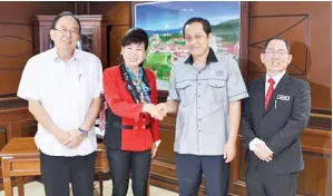  ??  ?? SUSAN (dua dari kiri) mengucapka­n tahniah kepada D Kamarudin (dua dari kanan). Turut kelihatan Wong (kiri) dan Ho.