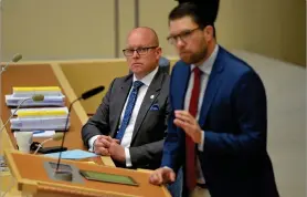  ?? Bild: JESSICA GOW/TT ?? SD. Björn Söder och Jimmie Åkesson under förra veckans partiledar­debatt.