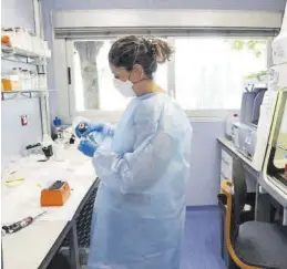  ?? KIKO HUESCA ?? Una técnico de laboratori­o trabaja con muestras de viruela del mono.