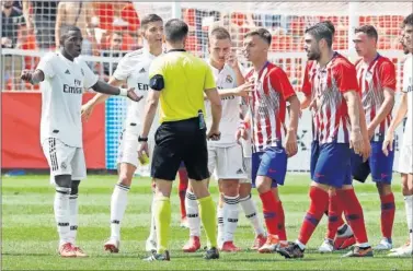  ??  ?? PROTESTAS. Vinicius se quejó al árbitro por las duras entradas que recibió contra el Atlético B.