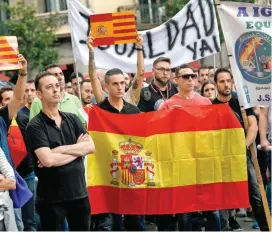  ?? FOTO AFP ?? En Cataluña reina la incertidum­bre por el referendo, declarado ilegal, pero que podría generar desordenes.