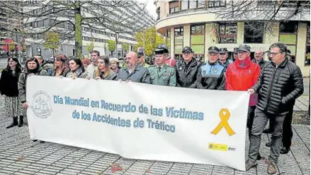  ?? ?? Arasti, junto a Silvia Irañeta, mandos policiales y representa­ntes de asociacion­es de víctimas.