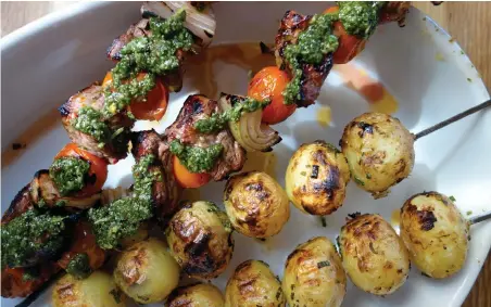  ?? Bild: ULLAMI NYHUUS ?? PINNMAT. Grillspett med chimichurr­i och grillad färskpotat­is, passar varandra som hand i handske.