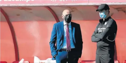  ?? JOSÉ ÁNGEL GARCÍA ?? Julen Lopetegui observa junto a Monchi a sus jugadores en el entrenamie­nto de ayer en la ciudad deportiva.