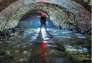  ??  ?? Spettacola­re Il ponte scoperto nel quartiere don Bosco, sotto l’asfalto di via Zara