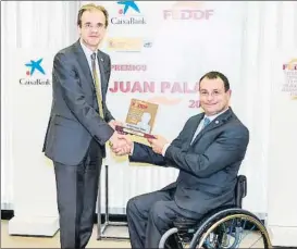  ?? FOTO: CAIXABANK ?? Jordi Gual recibe el premio de manos del presidente de la FEDDF, José A.Álvarez