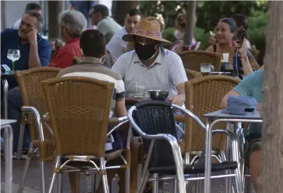  ?? FOTO: PAUL WHITE/TT-AP ?? Drinkar och tapas intas på en bar i Madrid i Spanien. Madrid är särskilt utsatt i den senaste vågen
■ av coronasmit­tade.