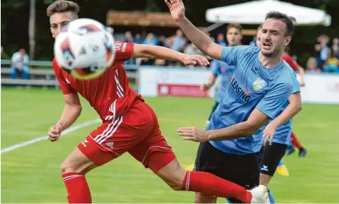  ?? Foto: Marcus Merk ?? Das Spielgerät fest im Blick hatten Jannik Rochelt (links/FC Memmingen) und Samet Kurt (rechts/Aystetten). Der Neuling setzte sich in diesem hart umkämpften Spiel gegen die Allgäuer mit 1:0 durch.