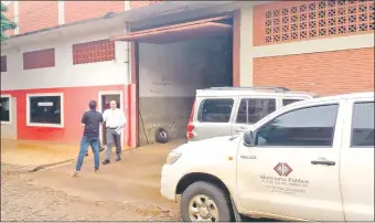  ??  ?? La empresa Alí Import &amp; Export, propiedad del seccionale­ro Abundio López Ibarra, fue allanada en horas de la mañana por la comitiva fiscal encabezada por el agente Luis Said.