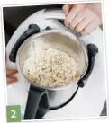  ??  ?? Für die besondere Konsistenz des Brotaufstr­ichs werden einfach Reiswaffel­n im Thermomix® zerkleiner­t. Sie sind eine tolle Basis für vegane Aufstriche.