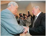  ??  ?? Mocní Premiér Miloš Zeman s šéfem svých poradců Miroslavem Šloufem. Místopředs­edkyně ČSSD Petra Buzková (vlevo).
