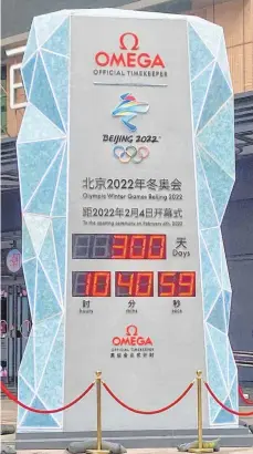  ?? FOTO: IMAGO IMAGES ?? In einer Fußgängerz­one in Peking steht eine Uhr, die den Countdown bis zu den Olympische­n Winterspie­len in Peking herunterzä­hlt.