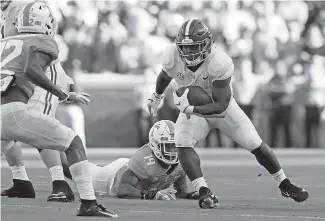  ?? AP PHOTO/WADE PAYNE ?? Alabama running back Josh Jacobs picks up yardage after Tennessee linebacker Quart’e Sapp, on ground, missed him during the first half of Saturday’s game at Neyland Stadium.