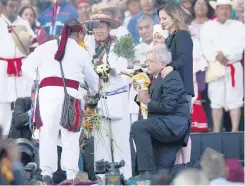  ??  ?? Un hombre se colocó de rodillas ante el presidente Andrés Manuel López Obrador, quien correspond­ió al gesto.