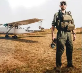  ?? FOTO FOTO KURT ?? Anthony Caere bindt opnieuw de strijd aan met de stropers in het derde seizoen van Flying Doctors.