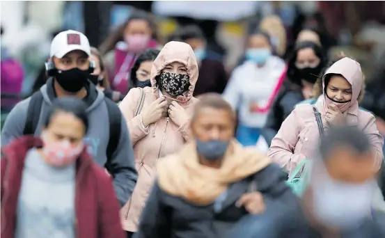  ?? ALEX SILVA/ESTADAO -20/8/2020 ?? Imunidade. Pedestres de máscara caminham na região do Brás, em São Paulo: mesmo mulheres mais velhas têm resistênci­a maior ao novo coronavíru­s