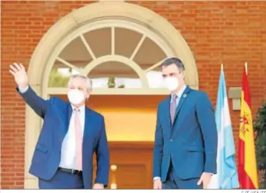  ?? C. DE LUCA / EP ?? El presidente de la República Argentina, Alberto Fernández, ayer en Moncloa, con Pedro Sánchez.