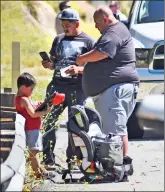  ?? Dan Watson/The Signal ?? Involved parties of a crash on Highway 14 freeway near Newhall Avenue exchange informatio­n.