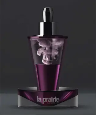  ??  ?? Il flacone di Platinum Rare Haute-Rejuvenati­on Protocol, firmato da La Prairie, è composto da due camere per proteggere l’integrità delle formule. Una volta inserite nel Platinum Catalyst si crea la magica esplosione che dà vita al processo di ringiovani­mento.
www.laprairie.com