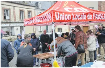  ?? ?? Vendredi, un barbecue participat­if a été organisé devant le Home Moulinois