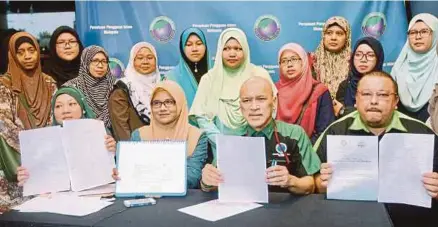  ?? [FOTO MOHD KHAIRUL HELMY MOHD DIN/BH] ?? Ketua Aktivis PPIM, Datuk Nadzim Johan (dua dari kanan) bersama mangsa penipuan pakej percutian pada sidang media di Kuala Lumpur, semalam.