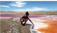  ?? FOTO: DANIEL KLESEN ?? Diesen seltsam gefärbten See hat Weltenbumm­ler Daniel Klesen bei seiner Reise durch Luderitz in Namibia entdeckt.