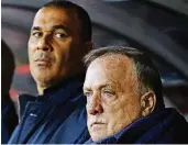  ?? FOTO: REUTERS ?? Bediente Blicke: Hollands Nationaltr­ainer Dick Advocaat (r.) und sein Co-Trainer Ruud Gullit.