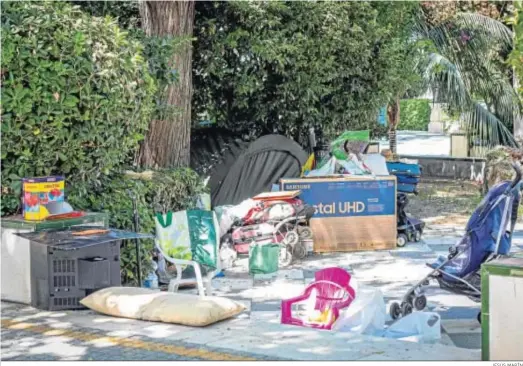  ?? JESÚS MARÍN ?? Objetos y bienes se amontonan, ayer, en uno de los pasillos de los jardines del paseo Carlos III.