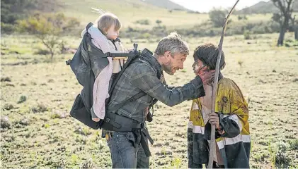  ??  ?? De terror. Andy (Martin Freeman), su hija y la niña indígena en un momento de (aparente) calma.