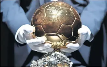  ??  ?? El Balón del Oro, premio anual al mejor jugador del año organizado por la revista France Football.
