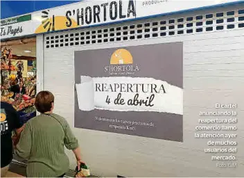  ?? Foto: G.M ?? El cartel anunciando la reapertura del comercio llamó la atención ayer de muchos usuarios del mercado.