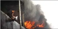  ??  ?? RIFA YANAS/PADAG EKSPRES/JPG BERTARUH NYAWA: Pedagang berusaha menyelamat­kan barangnya saat api membakar Pasar Aur Bukittingg­i kemarin.
