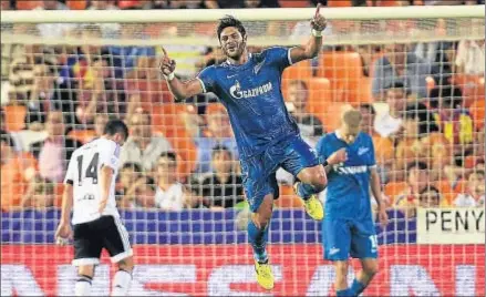  ?? ALBERTO SAIZ / AP ?? El brasileño Hulk celebra uno de sus dos goles marcador ayer al Valencia en Mestalla