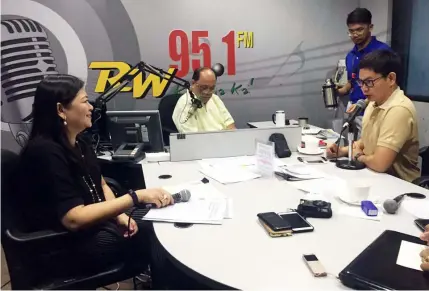  ?? Jerry Borja/DOLE-3 LCO ?? HIGH-HEELS NOT REQUIRED. DOLE Assistant Regional Director Geraldine Panlilio discusses with DWRW 95.1 FM ‘Talakayan’hosts Albert Lacanlale and Perry Pangan the order not requiring ladies to wear highheeled shoes in the workplace.—
