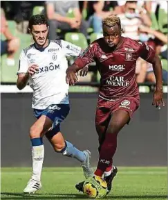  ?? Foto: AFP ?? Nach dem Sieg gegen Xavier Chavalerin (l.) und Reims sind die Metzer um Thierry Ambrose selbstbewu­sst.