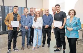  ?? JUANO TESONE ?? GANADORES. Lucas Benitez, Micaela Moran Liendo y David Andres con el jurado y los organizado­res del Premio.