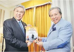  ??  ?? Ahmad Zahid (left) presenting a book entitled ‘Integrated Deradicali­sation Module for Terrorists’ to Foreign Minister Datuk Seri Anifah Aman after a press conference in New York. — Bernama photo