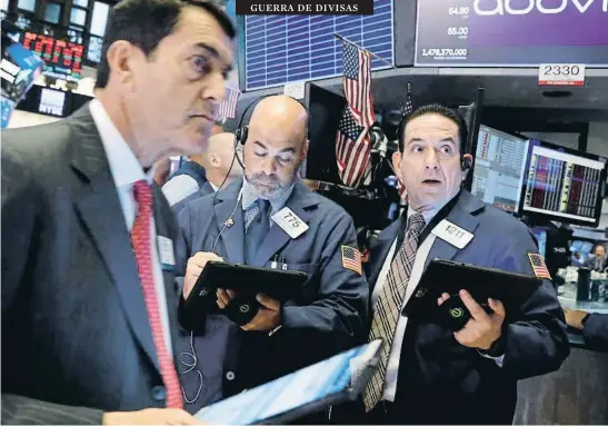  ?? BRENDAN MCDERMID / REUTERS ?? Wall Street cerró ayer con fuertes pérdidas por la caída de la moneda china, que afecta a las exportacio­nes estadounid­enses