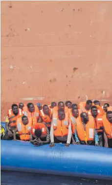  ?? FOTO: DPA ?? Ein Schiff der Hilfsorgan­isationen Ärzte ohne Grenzen und SOS Mediterran­ee im Einsatz: Migranten aus Afrika warten darauf, an Bord der „Aquarius“geholt zu werden.